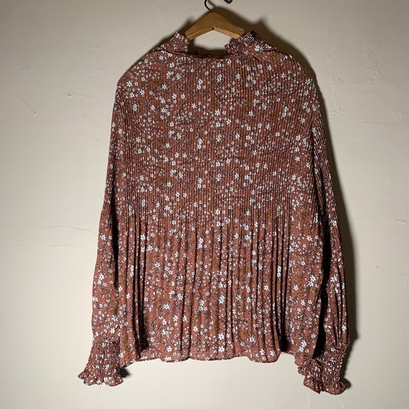 Brown ribbed light weight blouse with white floral mauscrda open low v front NWT - Picture 6 of 8
